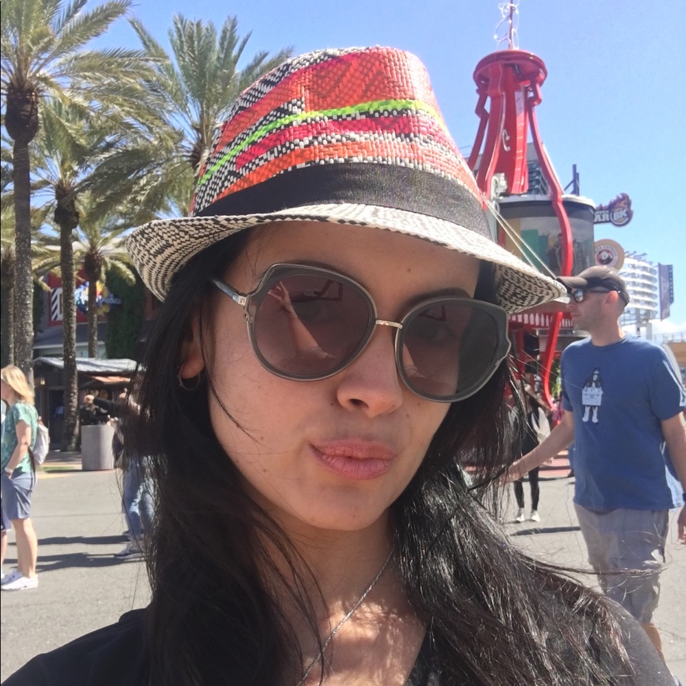 Meet your Posher, Dina